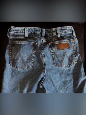 ✨Wrangler women’s medium wash Denim Jeans